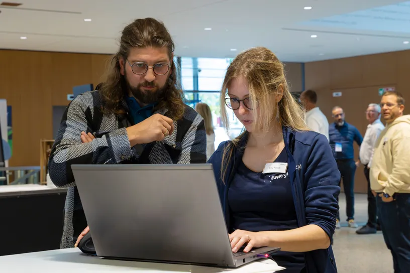 Anne Ponik von Duwe-3d im Gespräch mit Kunden auf dem 22. PolyWorks Anwendertreffen 2025in der Inselhalle Lindau