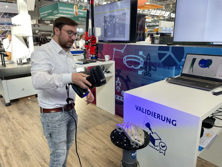 Markus Kresser von Duwe-3d mit einem FARO Leap Handmessgerät beim Vermessen eines Bauteiles auf der Control Messe in Suttgart