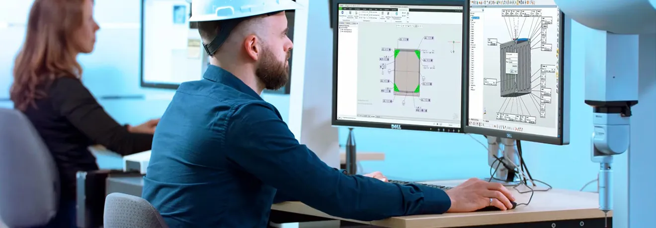Messtechniker bei der Datenanalyse in PolyWorks Inspector zur präzisen Qualitätskontrolle und Auswertung.