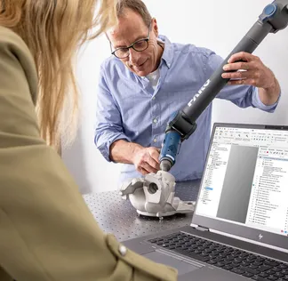 Dienstleistung der Duwe-3d AG |  Benutzeroberfläche in PolyWorks® optimieren - Mann misst ein Bauteil mit einem Messarm