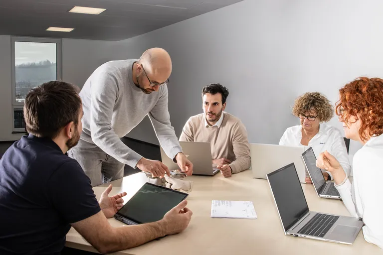 Lösungsanbieter | Das Team von Duwe-3d bei einer Projektbesprechung für Kunden der 3D-Messtechnik