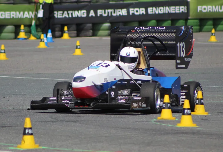 Munich Motorsport - Formula Students E-Rennwagen mit heißen Reifen