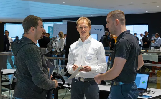 PolyWorks Anwendertreffen der Duwe-3d AG - Mitarbeiter im Gespräch mit Kunden