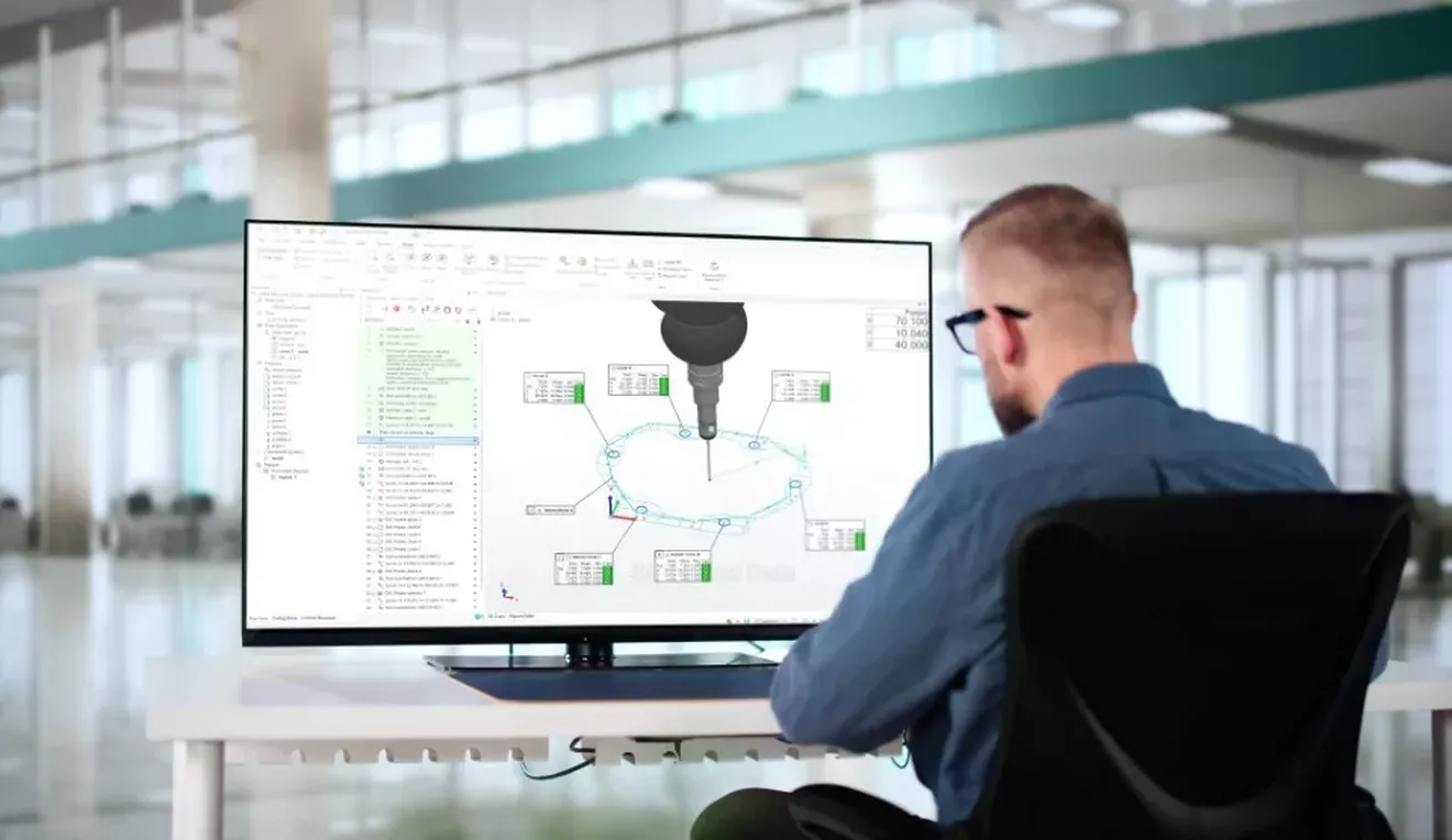 Ein Messtechniker nutzt den codefreien KMG-Workflow von PolyWorks|Inspector und betrachtet ein 3D-CAD-Modell auf Bildschirm
