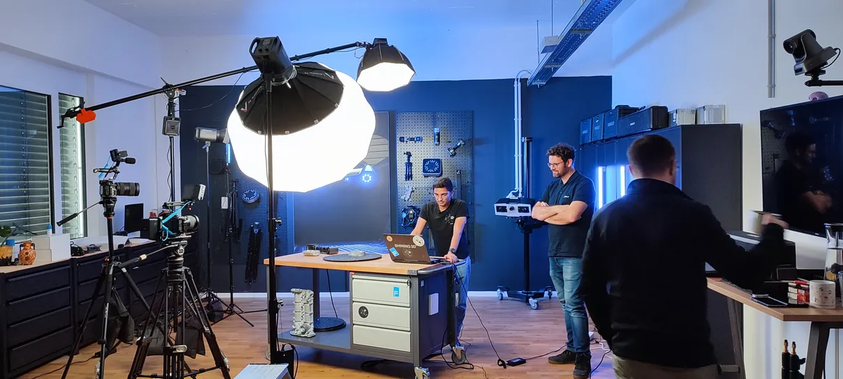Videoaufzeichnung von Duwe-3d bei Shining 3D -  Armin Strasser, Marketingleiter bei Duwe-3d begutachtet das Ergebnis
