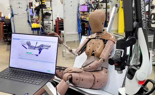 Ein Crashtest-Dummy wird mit einem 3D-Messarm präzise vermessen.
