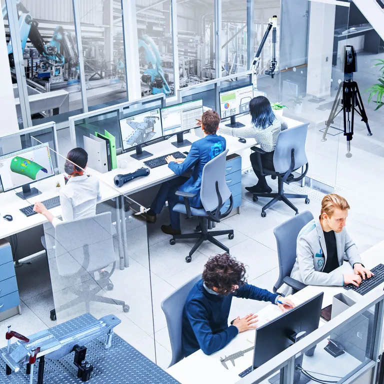 Belebter Arbeitsplatz in einer Qualitätssicherung