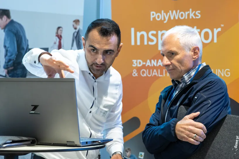 Ersin Canlier mit Kunden auf dem 21. PolyWorks Anwendertreffen 2024 von Duwe-3d in der Inselhalle Lindau am Bodensee