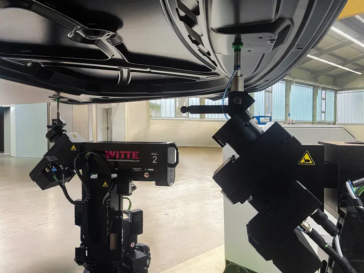 D3D_Digital_Clamping_mit_Motorhaube_von_Unten_2.jpg