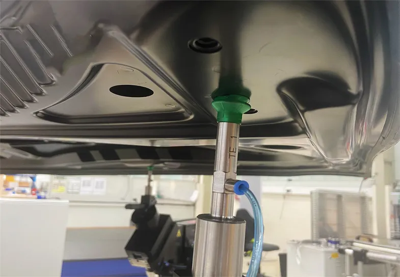 D3D_Digital_Clamping_Motorhaube_mit_Auflage_4.jpg