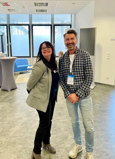 Anica Schöbel mit Besucher beim Techday von Duwe-3d und Hexagon in Leipzig