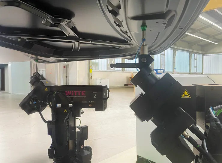 D3D_Digital_Clamping_Motorhaube_von_unten_2.jpg