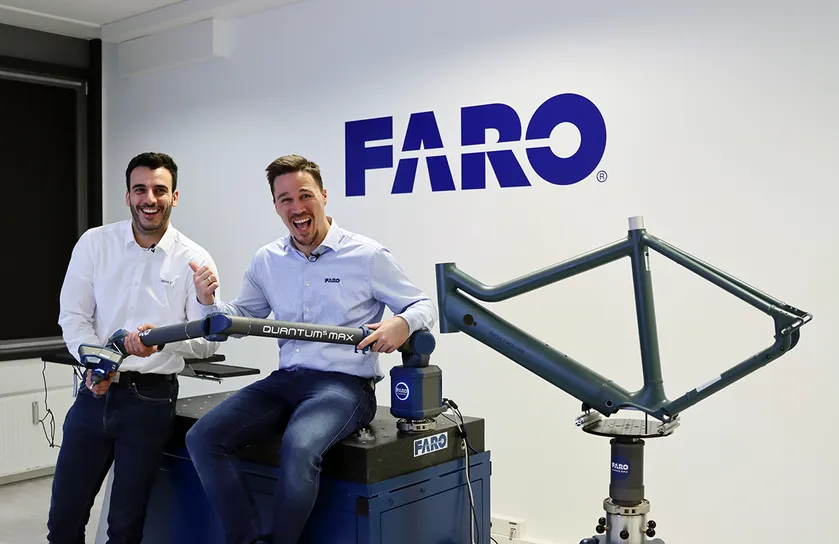 Dario Commendatore von Duwe-3d und Franz-Josef Müller von FARO haben Spaß bei der Arbeit