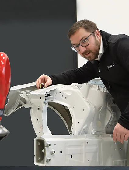 Faszination-3d-Messdaten - Messtechniker mir einem 3D-Lastertracker