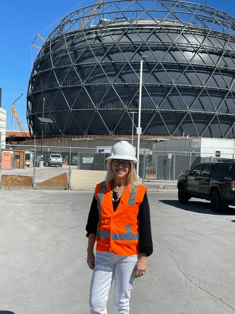 Cindy Van Horn vor der Las Vegas Sphere. Die Montage des Stahlrahmens ist ein Beispiel für Präzision ermöglicht durch PolyWor