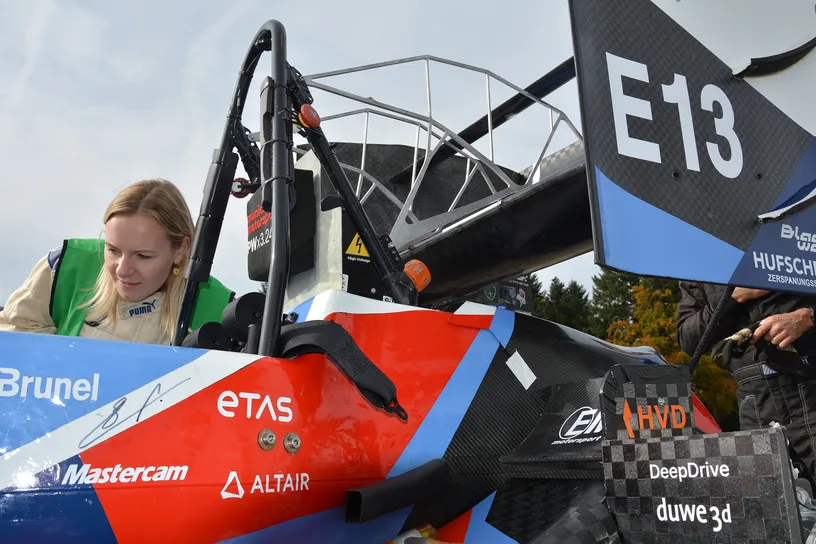 Munich Motorsport - Formula Students E-Rennwagen Einstieg in den Rennboliden