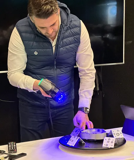 KTM Motohall in Mattighofen Österreich - Marcel Weible, Vertriebsleiter bei Duwe-3d beim Vermessen eines Bauteils