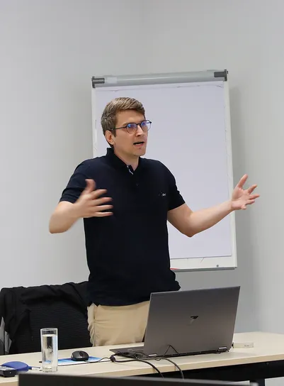 Claas Kubanke von Duwe-3d erklärt die Software PolyWorks den Studenten einer Hochschule