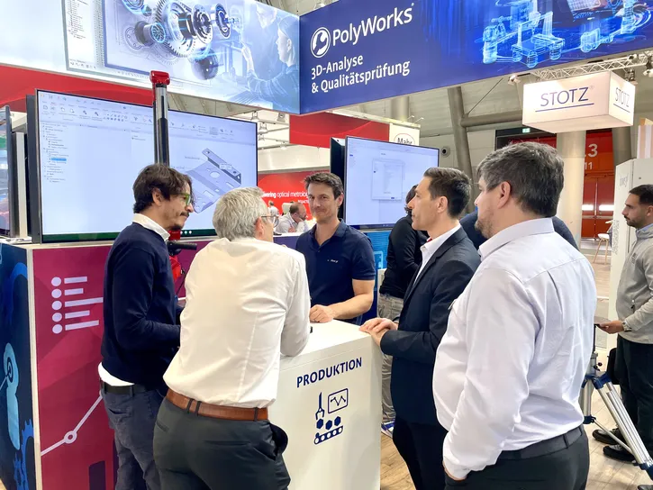 Tobias Knoke von Duwe-3d im Gespräch mit Vertretern von InnovMetric und Kunden auf der Control Messe in Stuttgart