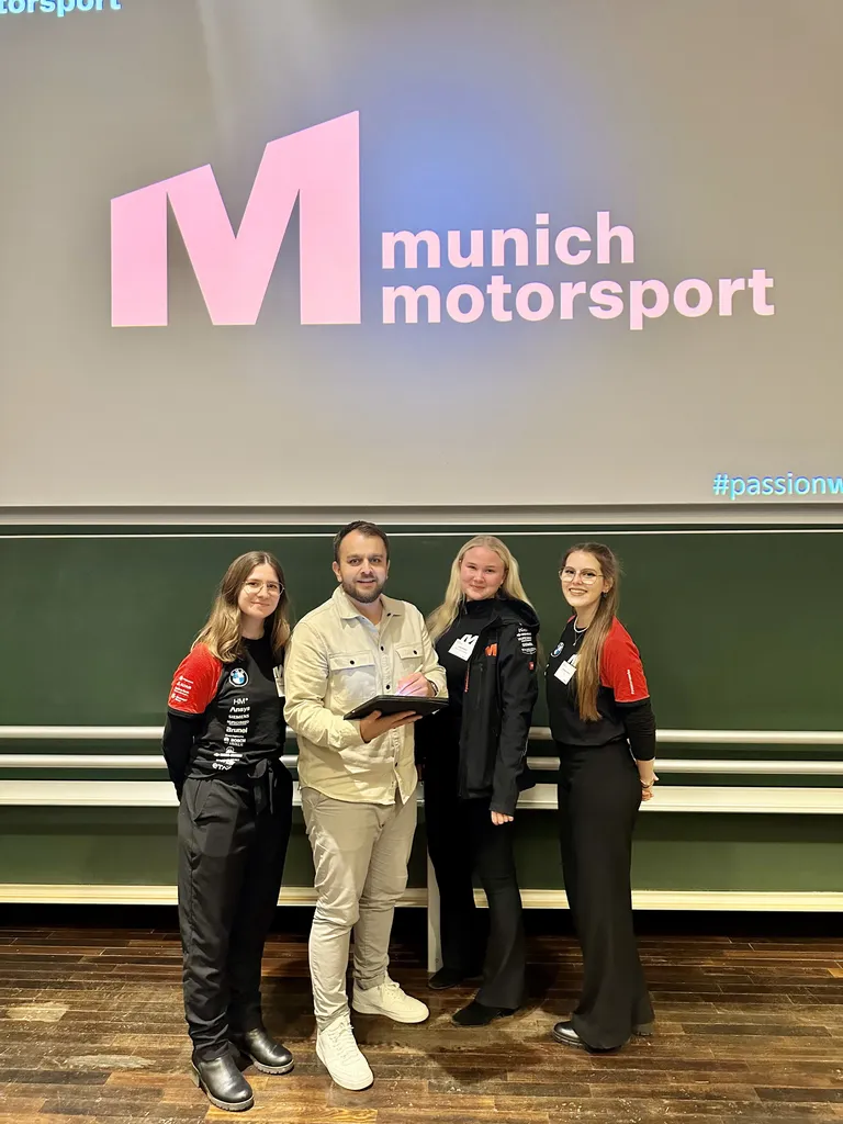 Vorstandsvorsitzender Claus Knoll bei der Vertragsunterzeichnung mit dem municHMotorsport Rennteam