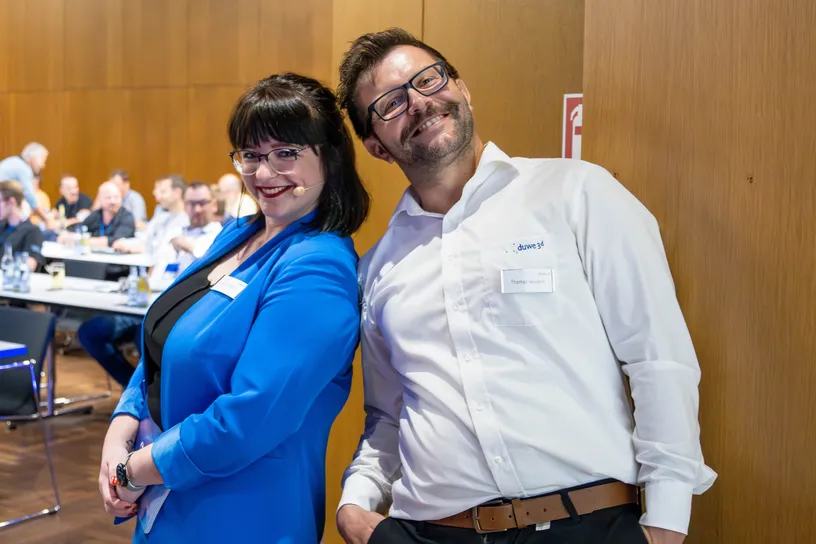 Anica Schöbel Moderatorin auf dem 21. PolyWorks Anwendertreffen 2024 von Duwe-3d mit Duwe-3d Mitarbeiter Sören Neubert