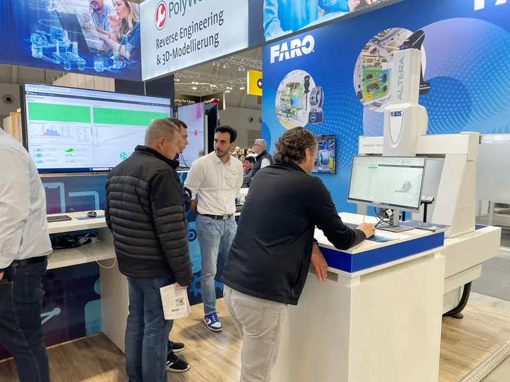 Dario Commendatore von Duwe-3d mit Kunden auf der Control Messe in Suttgart