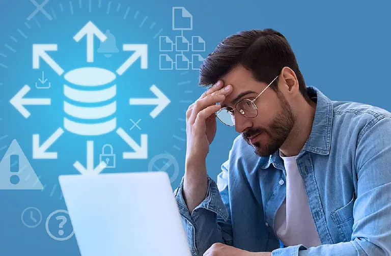 Mitarbeiter der Qualitätssicherung verzweifelt am Computer aufgrund schlecht vernetzter Daten.