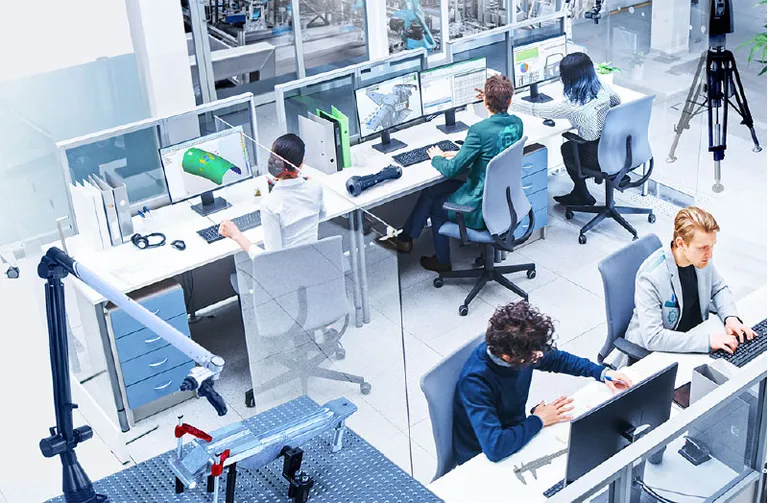 Büro der Qualitätssicherung mit Arbeitsplätzen zur Datenanalyse und Prüfplanung.