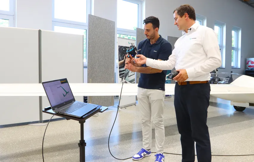Dario Commendatore im Austausch - Partner-Webinar von Duwe-3d und Hexagon - Komplettvermessung eines Segelflugzeuges