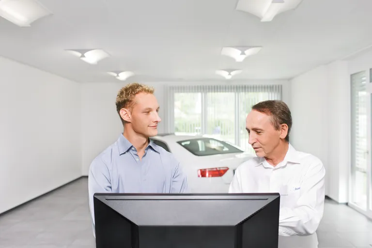 Daniel Hetke von Duwe-3d im Gespräch mit einem Kunden aus der 3D-Messtechnik
