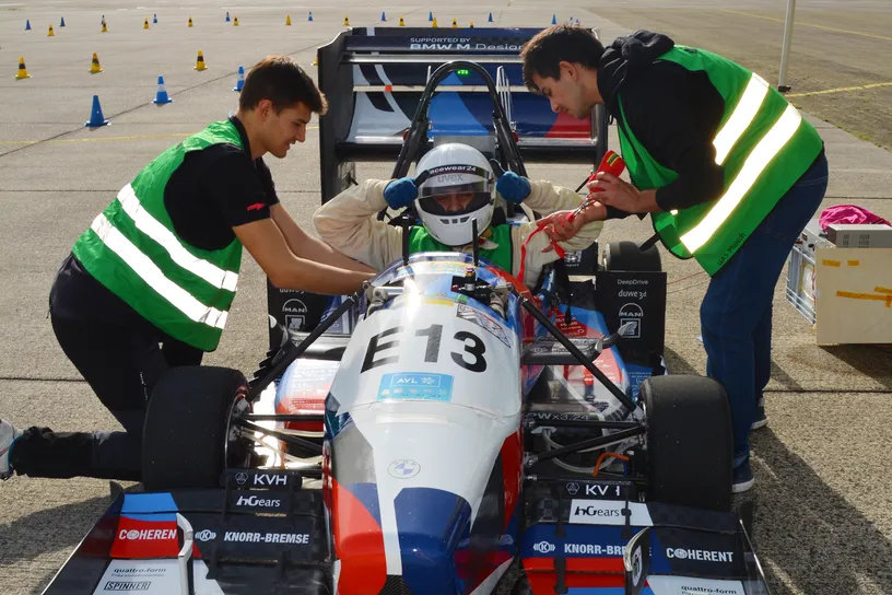 Munich Motorsport - Formula Students E-Rennwagen wird fertig gemacht für das Rennen