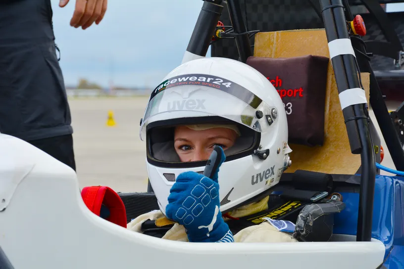 Munich Motorsport - Formula Students Rennfahrerin mit Daumen hoch
