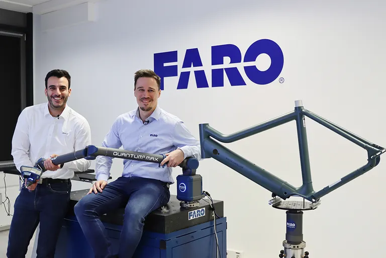 Dario Commendatore von Duwe-3d mit Franz-Josef Müller vom Messsystemhersteller FARO vor der Vermessung eines Fahrradrahmens