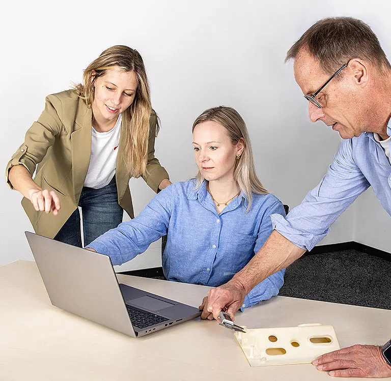 Zwei PolyWorks® Technikexperten von Duwe-3d erklären einer Teilnehmerin einer individuelle Aufbauschulung die Zusammenhänge