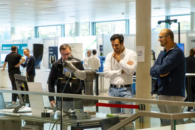 Dario Commendatore von Duwe-3d im Gespräch mit Kunden auf dem 22. PolyWorks Anwendertreffen 2025in der Inselhalle Lindau