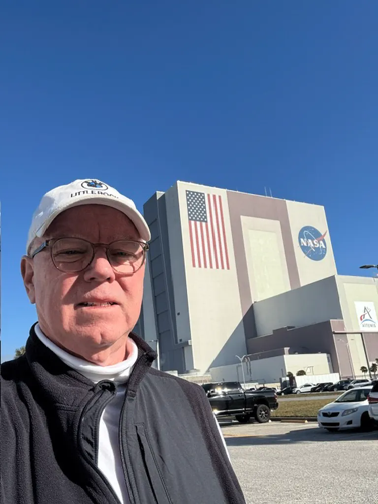 Jeff Van Horn, Mitbegründer von ITS und enthusiastischer Benutzer von PolyWorks, vor der Fahrzeugmontagehalle der NASA.
