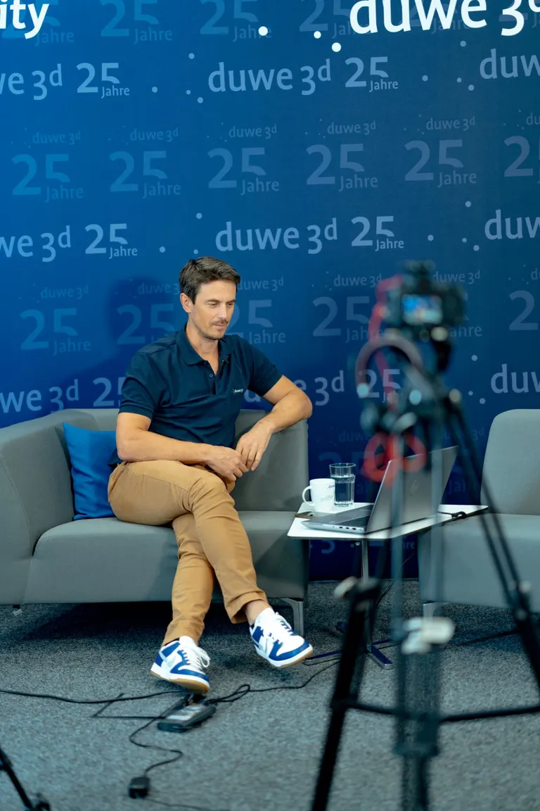Tobias Knoke von Duwe-3d spricht im Podcast mit einem Partner über das Thema Virtual Clamping