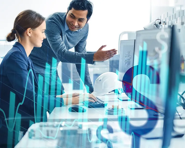 Qualitätsmitarbeiter überprüfen Messwerte an einem Monitor in der Produktion.