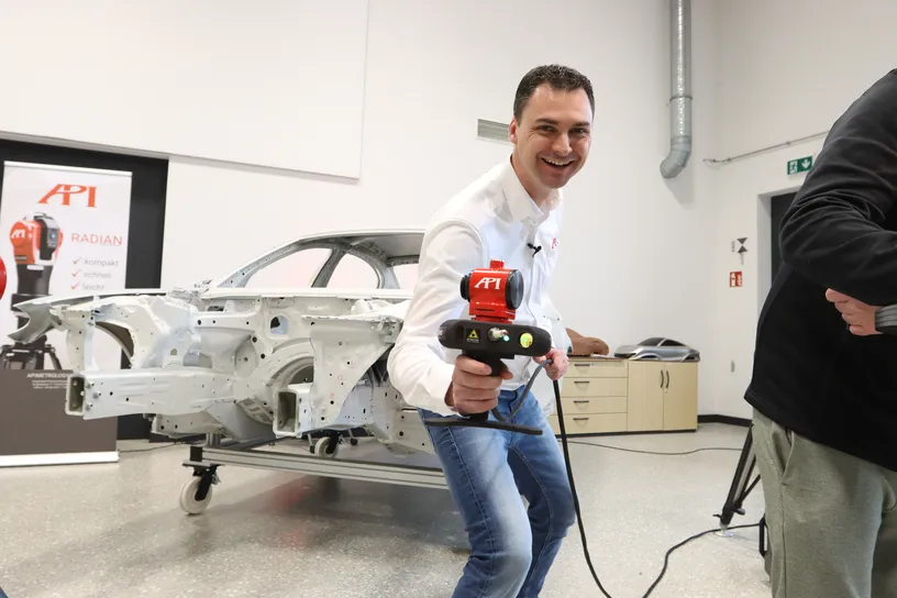 Mitarbeiter mit API Scanner