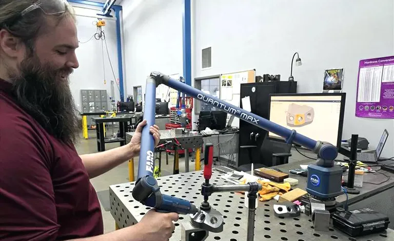 Quality Manufacturing Corporation führt die Erstprüfungen von Teilen, wiederkehrende Prüfungen und Audits mit unterschiedlich
