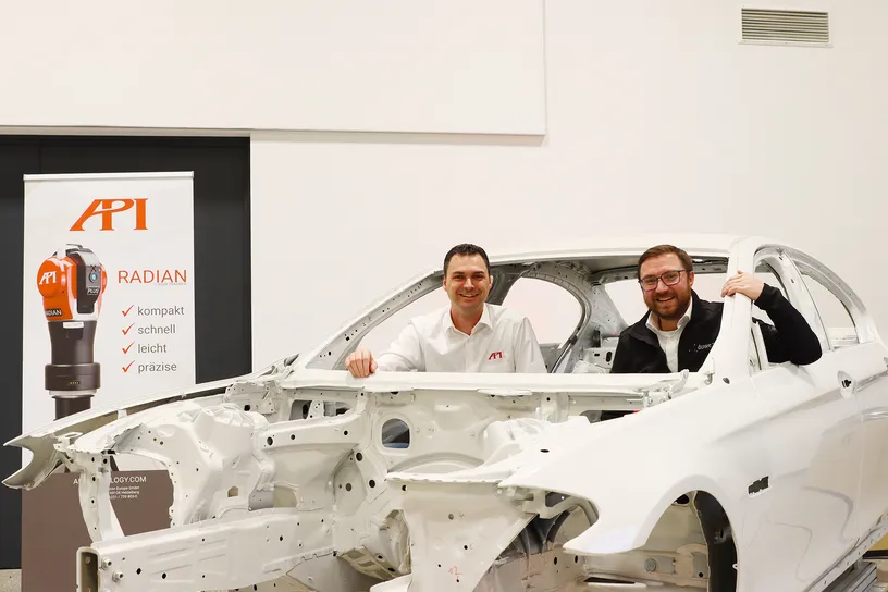Fahrzeugkarosserie mit Mitarbeiter von Duwse-3d und API