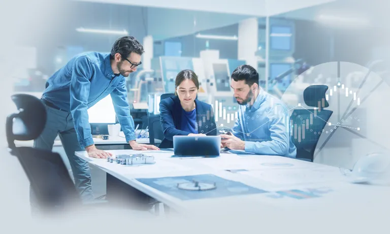 Drei Mitarbeiter der Qualitätssicherung im Austausch, ermöglicht durch vernetzte Daten und digitale Workflows.