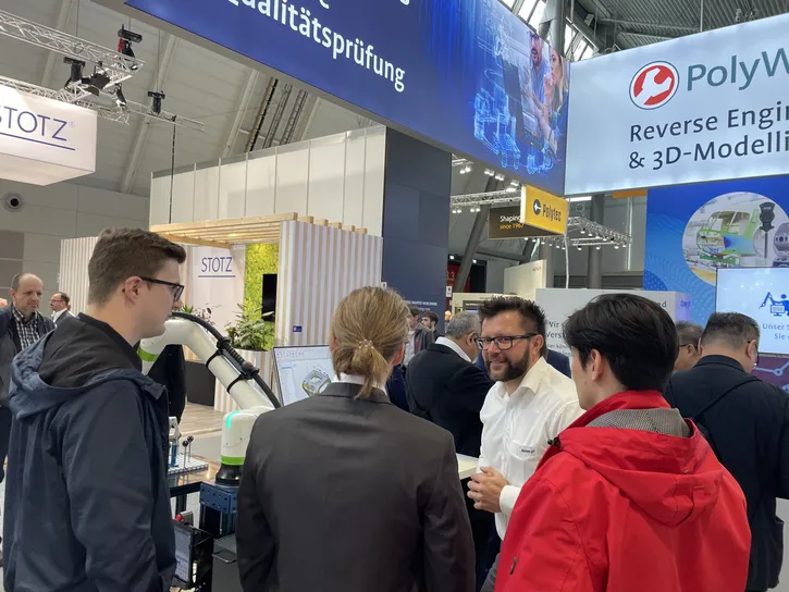 Sören Neubert von Duwe-3d im Gespräch mit Kunden auf der Control Messe in Suttgart