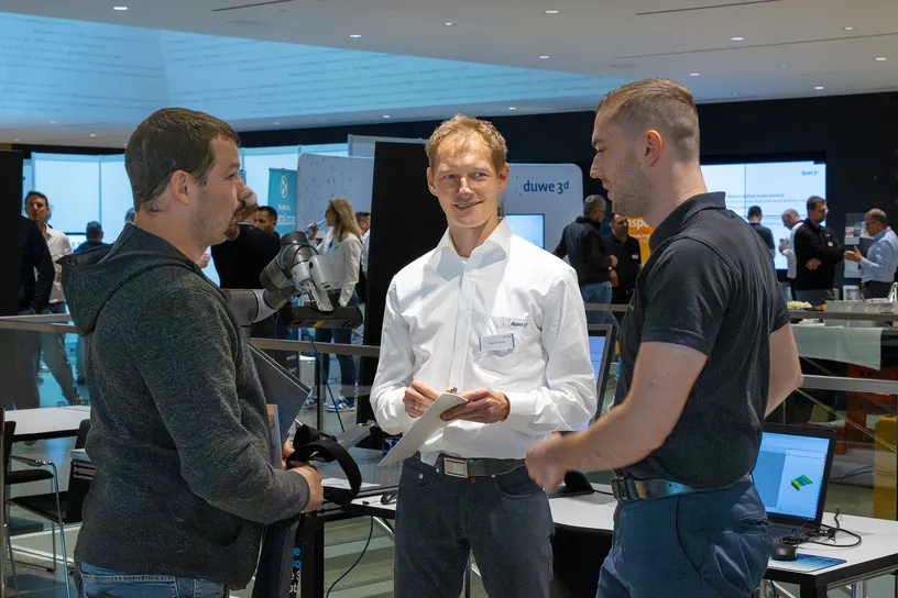 Daniel Hetke von Duwe-3d im Gespräch mit Kunden auf dem 22. PolyWorks Anwendertreffen 2025in der Inselhalle Lindau