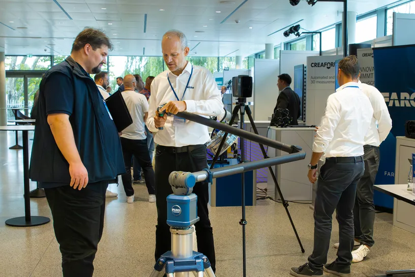 Kunden von Duwe-3d im Gespräch auf dem 22. PolyWorks Anwendertreffen 2025 in der Inselhalle Lindau