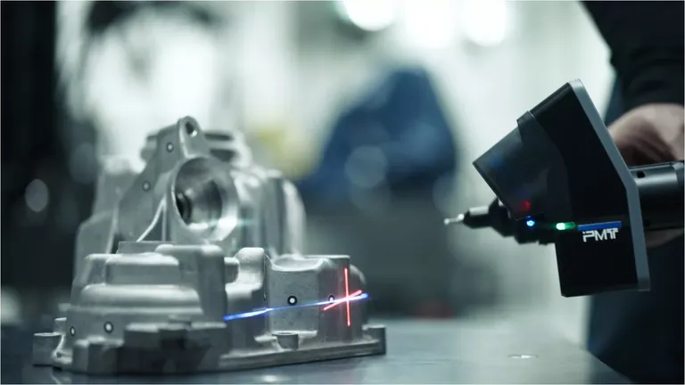 Scanner mit PolyWorks misst ein Bauteil mit Laserlinie