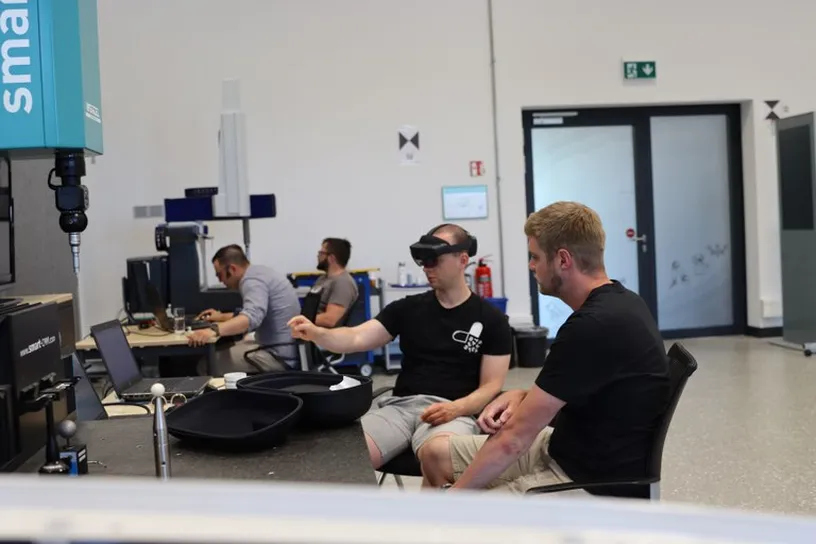 Mitarbeiter der Duwe-3d AG beim Testen einer VR-Brille im Metrology Center in Lindau